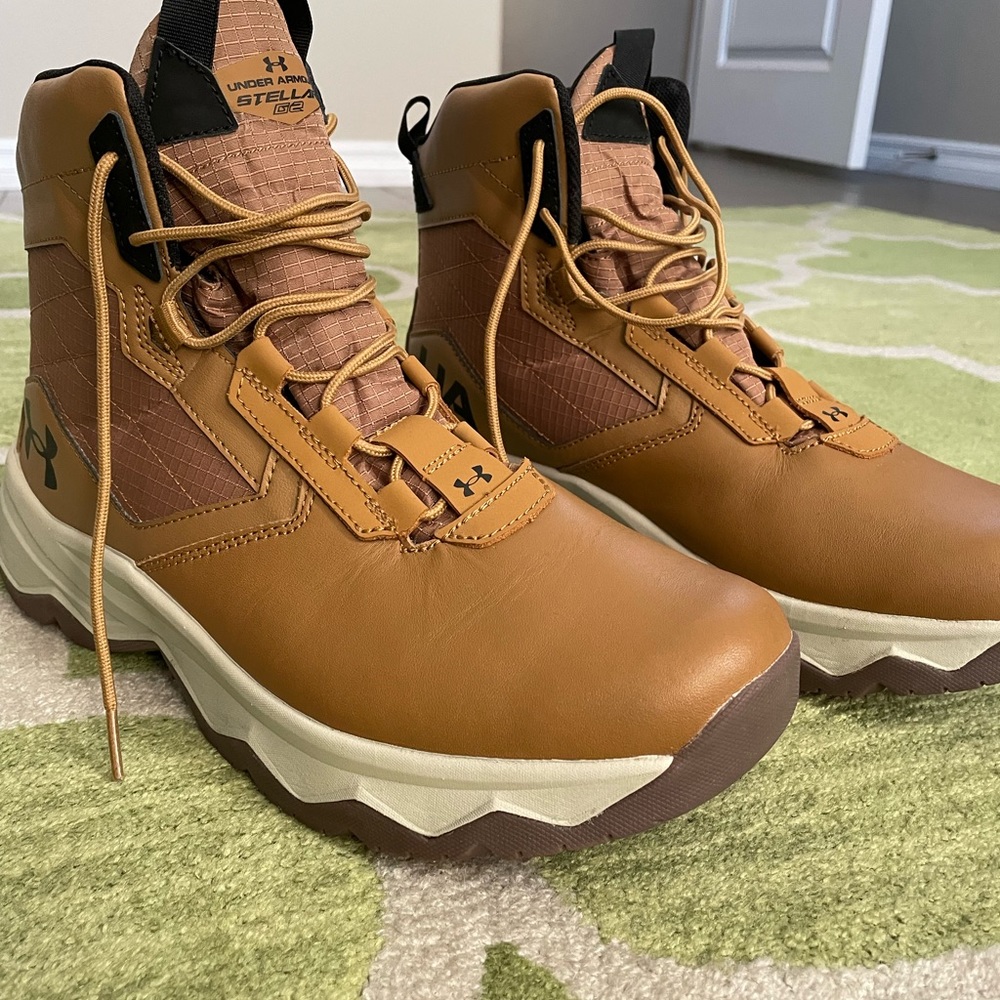 Under Armour men’s hiking boots, perfect condition!